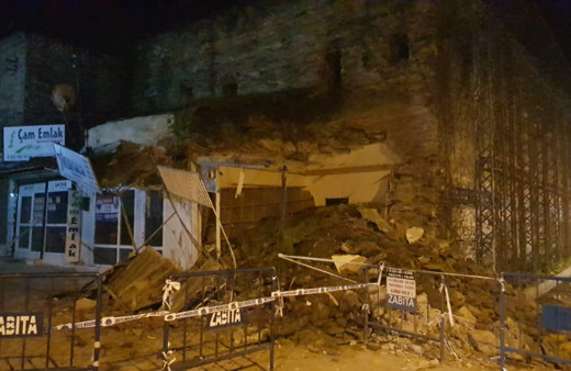 İzmir'de iş yeri büyük gürültüyle çöktü