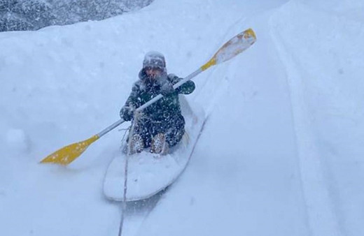 Samsun'un Bafra ilçesinde Kano ile karda 'ekstrem' kayak keyfi yaptı