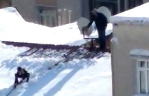 Çocuğu iple bağladı çatıdaki karı temizletti! Yürekler ağza geldi