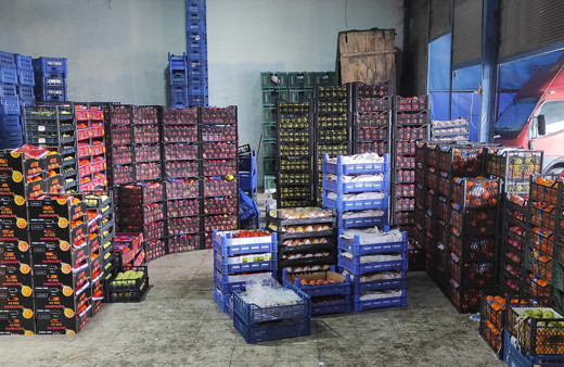 Yüzde 100 zam geldi! İstanbul'daki kar meyve sebze fiyatlarını vurdu: 70-100 lira arasında satılıyor