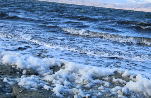 Kar yağışının ardından Burdur Gölü köpüklendi