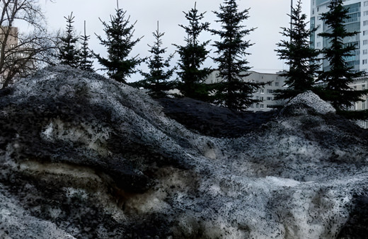 Rusya'nın Sibirya bölgesindeki bir köy siyah karla kaplandı