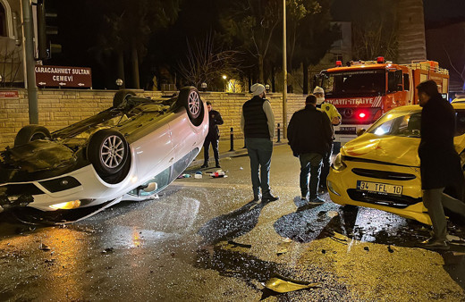 İstanbul'da takla atarak yolun karşı yönüne geçen otomobil taksiye çarptı