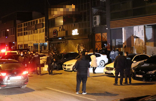 Eğlence mekanının güvenliği dehşet saçtı! Silahlar patladı 3 kişi yaralandı