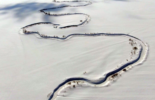 Kar altındaki menderesler görenleri mest ediyor