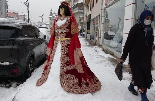 Tokat'ta kardan gelin yapıp bindallı giydirdiler
