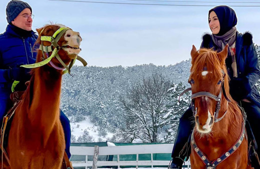 Ali Babacan atla pozuyla dalga geçerken kendisi alay konusu oldu! Farkında bile değil