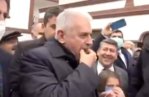 Binali Yıldırım, Kuşköy'de "Kuş dili" ile karşılandı ıslık çalarak cevap verdi