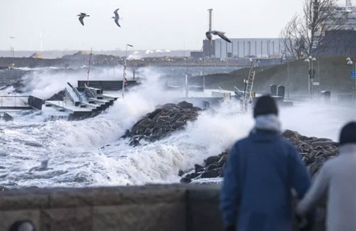 Hollanda'da çarpışan iki gemiden biri battı gemide 18 mürettebat vardı