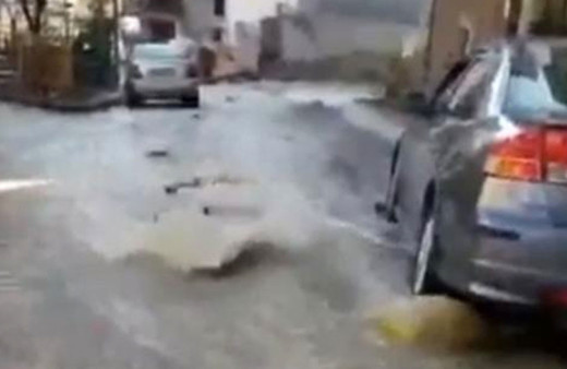 Kağıthane’de su borusu patladı, cadde sele döndü