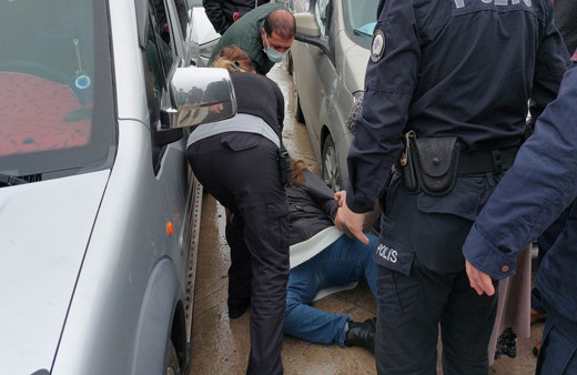 Samsun'da genç kız hastane bahçesini birbirine kattı! Araçların yolunu kesip olay çıkarttı