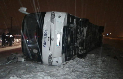 Tokat'ta yolcu otobüsü devrildi: 23 yaralı