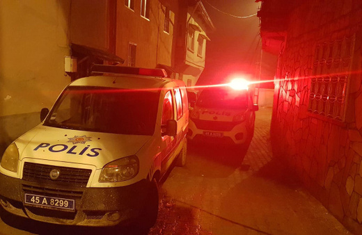 Yaşlı adam evin bahçesinde iple kendini astı