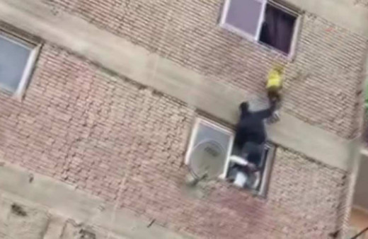 3. kattan düşmek üzere olan çocuk son anda kurtarıldı yüreklerin ağza geldiği anlar kamerada