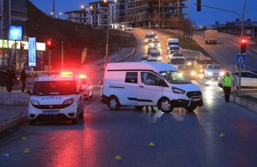 Samsun'da bir kişi otomobiliyle kırmızı ışıkta beklerken silahlı saldırıya uğradı