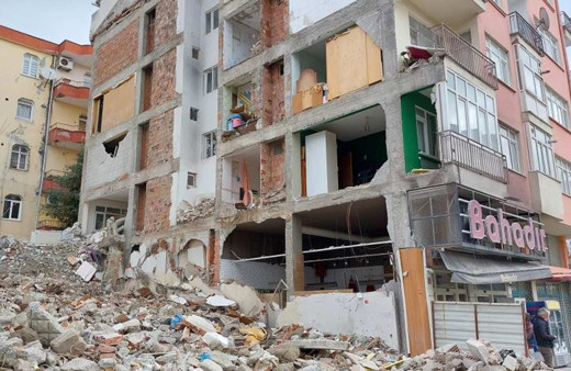 Avcılar'da kentsel dönüşüm kapsamında bina yıkıldı skandal ortaya çıktı duvarları çalmışlar