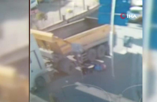 Güngören'de en işlek caddede anne ve çocukları hafriyat kamyonu ezdi! Feci anlar kamerada