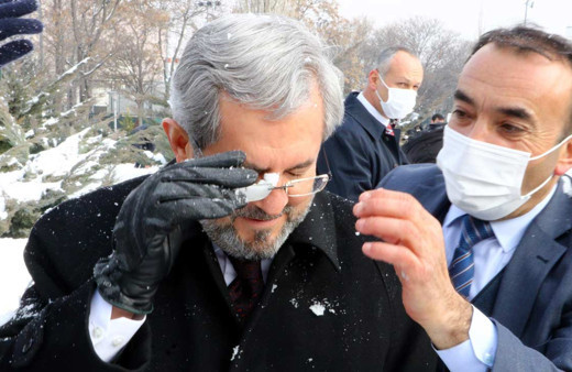 Üniversitelilerle kar topu savaşına giren rektör pes etti kar topu gözlüğüne isabet etti