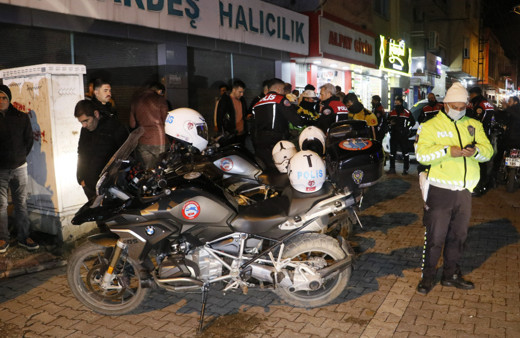 Adana'da dur ihtarına uymayan otomobil polis motosikletine çarptı 2 polis yaralı