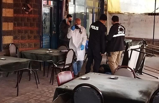 Kafasını koyduğu yerde uyudu sandılar kahvehanede oturduğu masadan bir daha kalkamadı