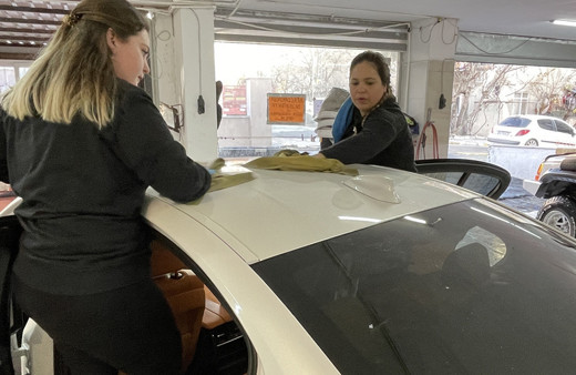 Kendilerini ilk kez gören bazı müşteriler 'erkek yok mu' diye sordu kız kardeşler ilgi çekti