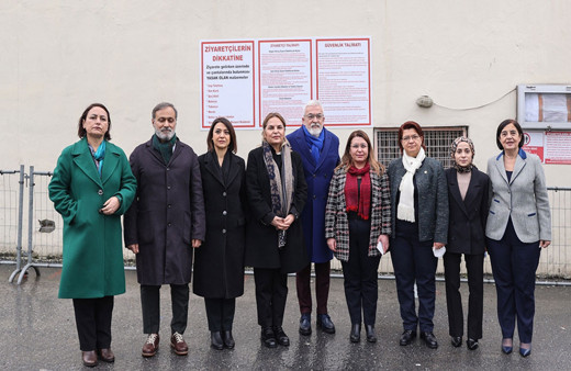 CHP'li kadın milletvekilleri Sedef Kabaş'ı cezaevinde ziyaret etti