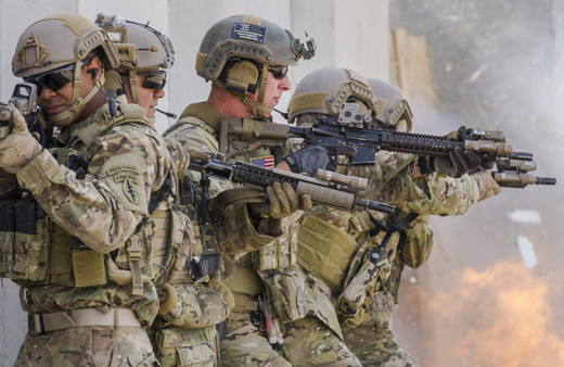 ABD askerlerinden İdlib'de bir eve helikopter destekli operasyon