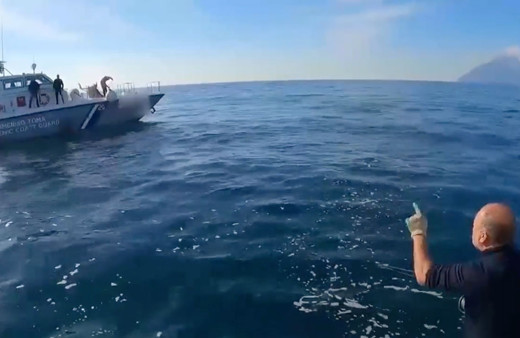 'Kimsin sen! Gücün yetiyorsa müdahale et' Türk balıkçının Yunan Sahil Güvenliği kafa tuttuğu anlar olay