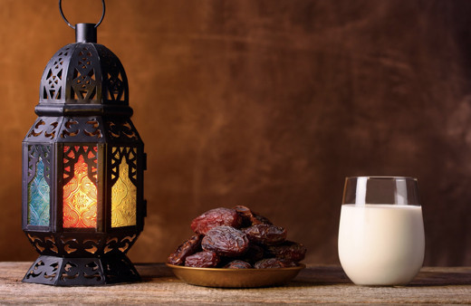 Ezan okunurken sahurda su içilirse yemek yenirse oruç bozulur mu?