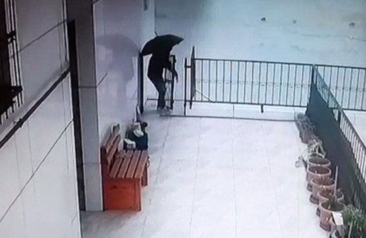 Arnavutköy'de şemsiyeli kapı hırsızı kameraya yakalandı! Yüzünü gizlemek için...