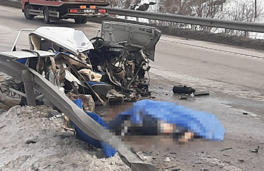 Çorum'da feci kaza! Geri geri giden tır otomobilin üstünden geçti: Ölü ve yaralılar var