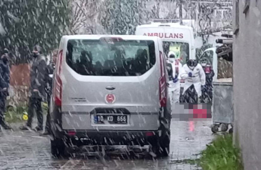 Balıkesir’de kadın cinayeti! Sokak ortasında kocası tarafından tabancayla katledildi