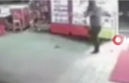 Kadıköy'de yer yarıldı adam içine düştü! Korkunç anlar kamerada