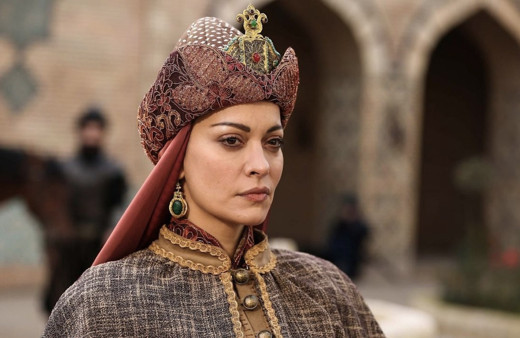 Üç Kuruş Azade kimdir gerçekte kim oynuyor? Sezin Akbaşoğulları kaç yaşında?