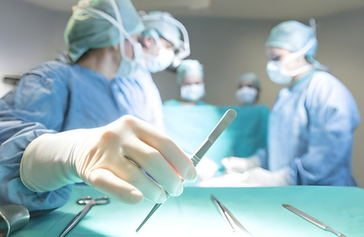 İzmir'de ameliyat esnasında beyin kanaması geçiren doktor yoğun bakıma kaldırıldı