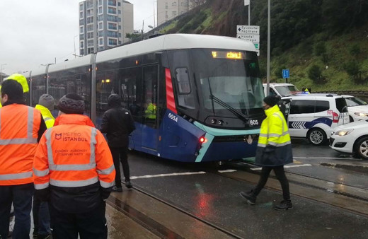 Alibeyköy'de yolun karşısına geçen kadını tramvay sürükledi