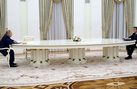 Putin ile Macron'un 5 saatlik görüşmesindeki masa gündem oldu Putin mesaj mı verdi?