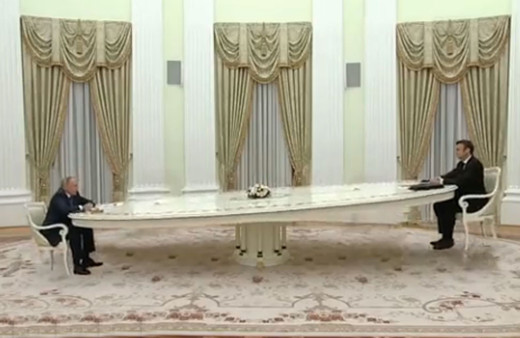 Putin Macron görüşmesindeki masa dalga konusu oldu Macron'u arkada bırakıp salonu terketti