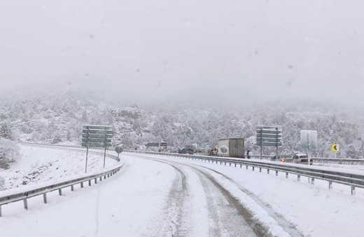 Yoğun kar yağışı etkili oluyor! Konya-Antalya kara yolu çekici türü araçların geçişine kapatıldı