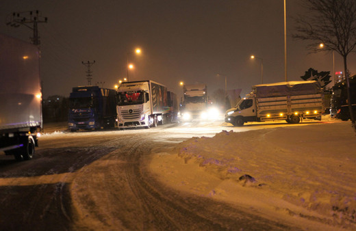 Konya kar kıyametini yaşıyor! Komşu illerle kara yolu bağlantısı 17 saat kesildi eğitime ara verildi