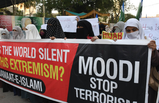 Kadınlar Hindistan'daki başörtü yasağını protesto etti! Eğitime 3 gün ara verildi