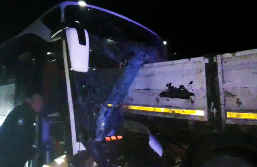 Sivas'ta yolcu otobüsü TIR'ın dorsesine saplandı 1 ölü 13 yaralı