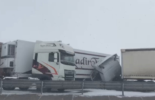 Buzlanan yolda zincirleme kaza: 4 yaralı