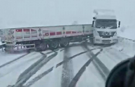 Konya'da tır karlı yolda böyle kaydı o anlar araç kamerasında