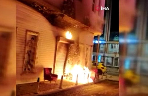 İstanbul'da alevler ahşap binaya sıçradı! Vatandaşlar yangını söndürmek için kovalarla su taşıdı