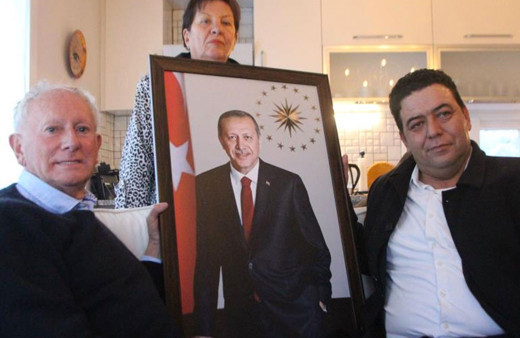 İngiliz asıllı Peter Down'a hayranı olduğu Cumhurbaşkanı Erdoğan'ın kitabı hediye edildi