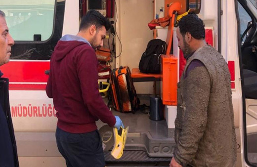 Bakan Fahrettin Koca kıyafetleri kirli olduğu için ambulansa binmek istemeyen işçiyi paylaştı