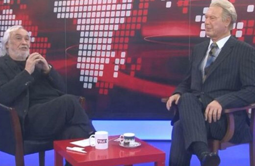 Müjdat Gezen, Uğur Dündar’ın bal mumu heykeli ile ekrana çıktı