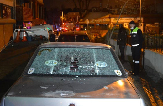 Bakırköy’de silahlı çatışma: 4 yaralı 50'ye yakın mermi kovanı bulundu 7 otomobil delikdeşik oldu