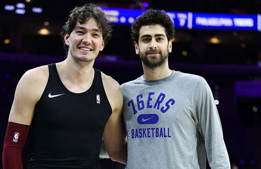 NBA'deki Türk oyuncular Furkan ve Cedi karşılaştıkları maç öncesi dostluk pozu verdi